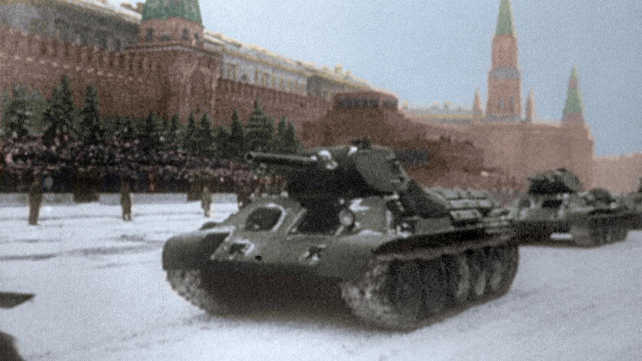 © ORF/ZDF/Periscope Wendepunkte des Zweiten Weltkriegs: Die Belagerung Stalingrads; Im Bild: Panzer auf dem Roten Platz in Moskau.