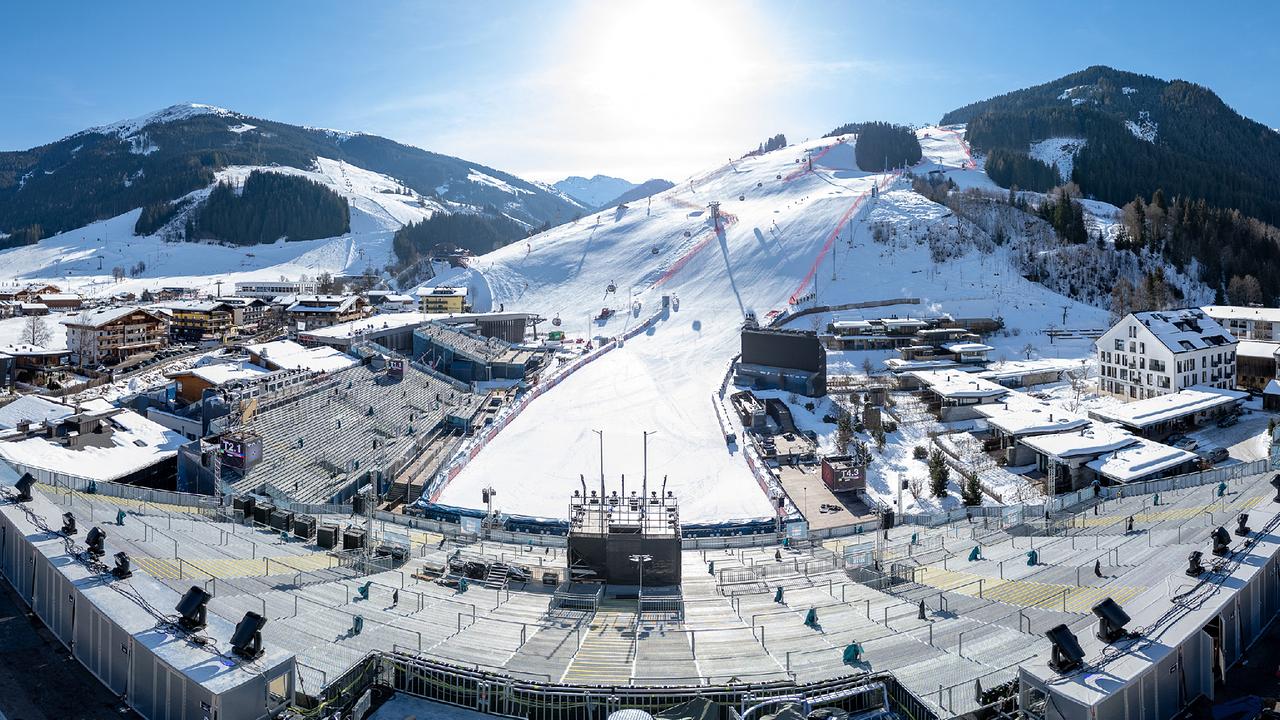 Flugbild: Übersicht Zwölferkogel WM-Stadion der Alpinen Ski-Weltmeisterschaft, die vom 4.-16. Februar in Saalbach-Hinterglemm stattfindet, aufgenommen am Samstag, 1. Februar 2025, in Hinterglemm