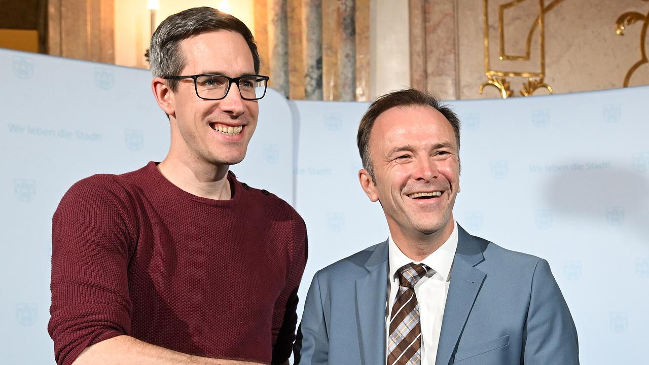 © APA/BARBARA GINDL Kay-Michael Dankl (KPÖ Plus) UND Vizebürgermeister Bernhard Auinger anlässlich der Trendrechnung der Gemeindevertretungs- und Bürgermeisterwahl in Salzburg im Wahlzentrum Schloss Mirabell am Sonntag, 10. März 2024.