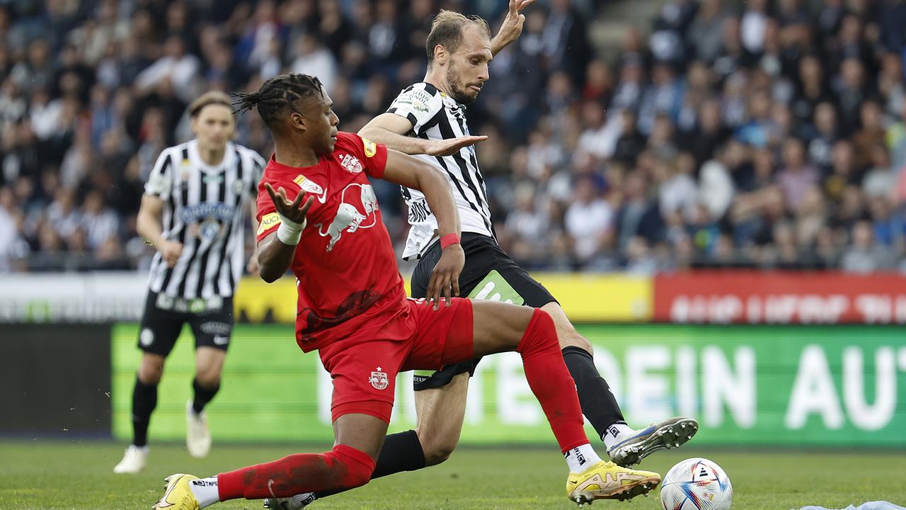 Junior Adamu (Salzburg /links) und Jon Gorenc Stankovic (Sturm Graz) während der Admiral Bundesliga- Begegnung/Meistergruppe/4. Runde zwischen SK Puntigamer Sturm Graz und Red Bull Salzburg am Sonntag, 23. April 2023, in der Merkur Arena in Graz.