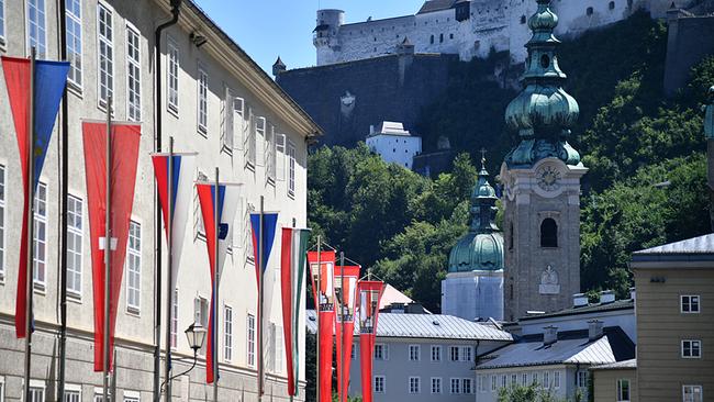 Festspielfahnen in der Hofstallgasse mit Blick auf die Festung am Dienstag, 23. Juli 2019. Die Salzburger Festspiele finden vom 20. Juli bis 31. August 2019 statt
