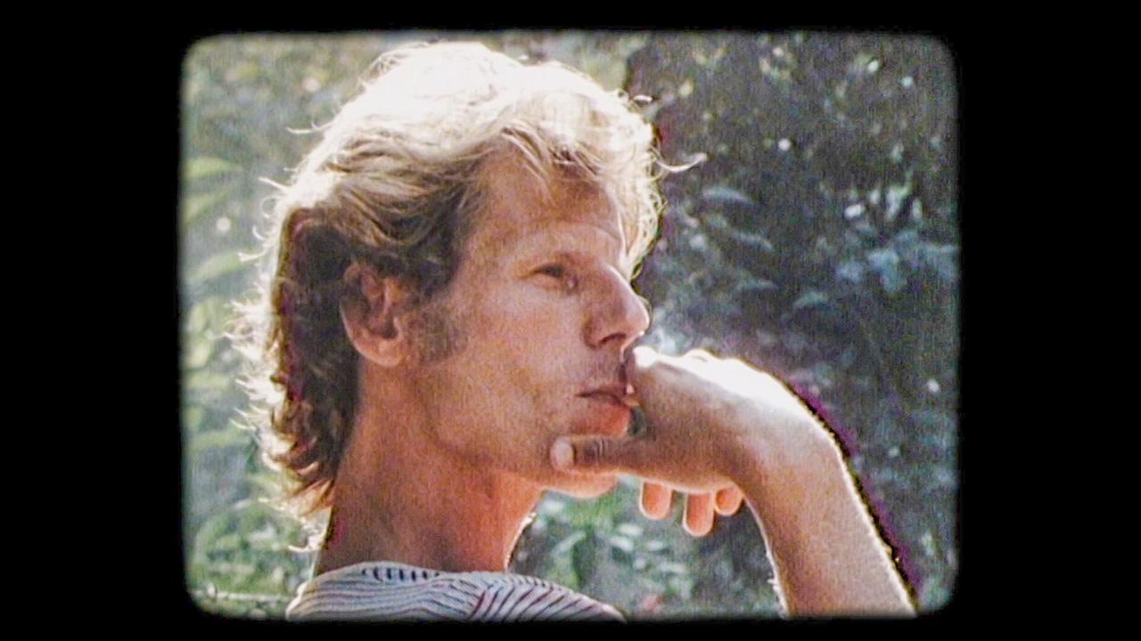 © ORF Nahaufnahme von Georg Danzer rauchend im Grünen, aus Musikszene, 1982