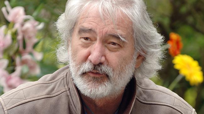 Regisseur Xaver Schwarzenberger sitzt im Freien vor einer professionellen Filmkamera