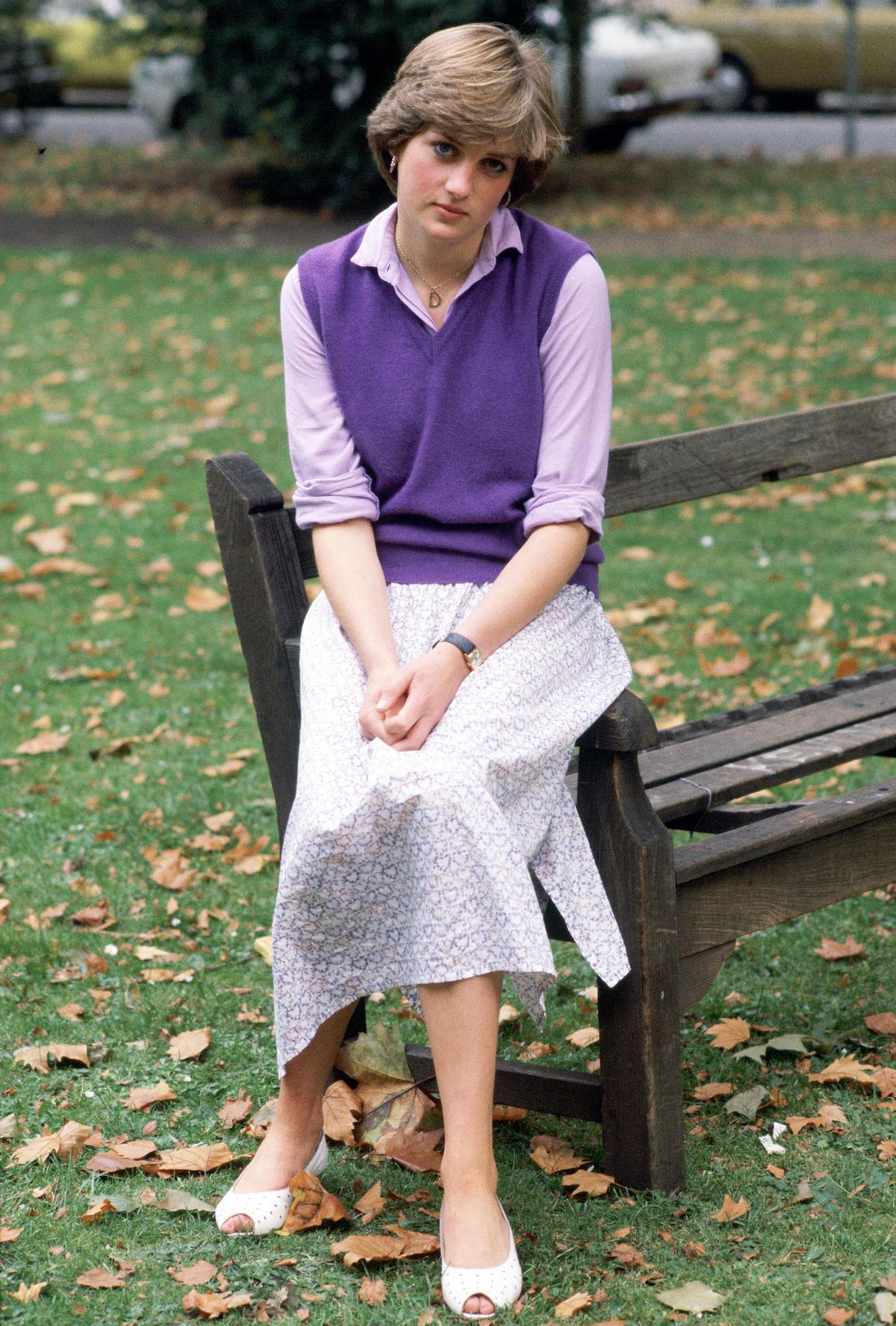 Diana - Eine Ära in Bildern (1/3); Im Bild: Lady Diana Spencer im Alter von 19 Jahren im Young England Kindergarten in Pimlico, London, sitzt auf der Lehne einer Bank.