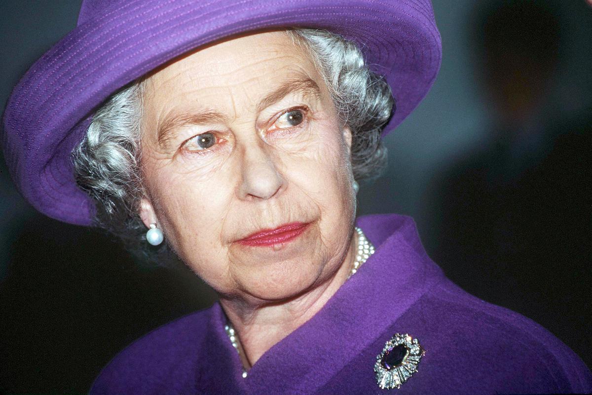 Rivalen: Lady Diana und Elisabeth II.; Im Bild: Queen Elizabeth II. mit violettem Hut und ernstem Blick