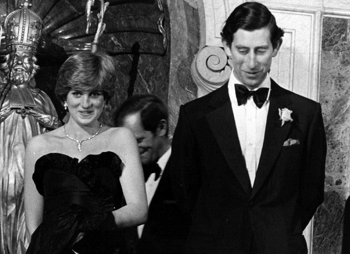 Charles und Diana - die Wahrheit hinter ihrer Hochzeit (Originaltitel: Charles and Di - The Truth Behind Their Wedding);  Im Bild: Prinz Charles und Diana, Prinzessin von Wales (1961 - 1997) am 10. März 1981 bei einem Bankett in der Goldsmiths Hall in London. Beide lächeln etwas verschmitzt.
