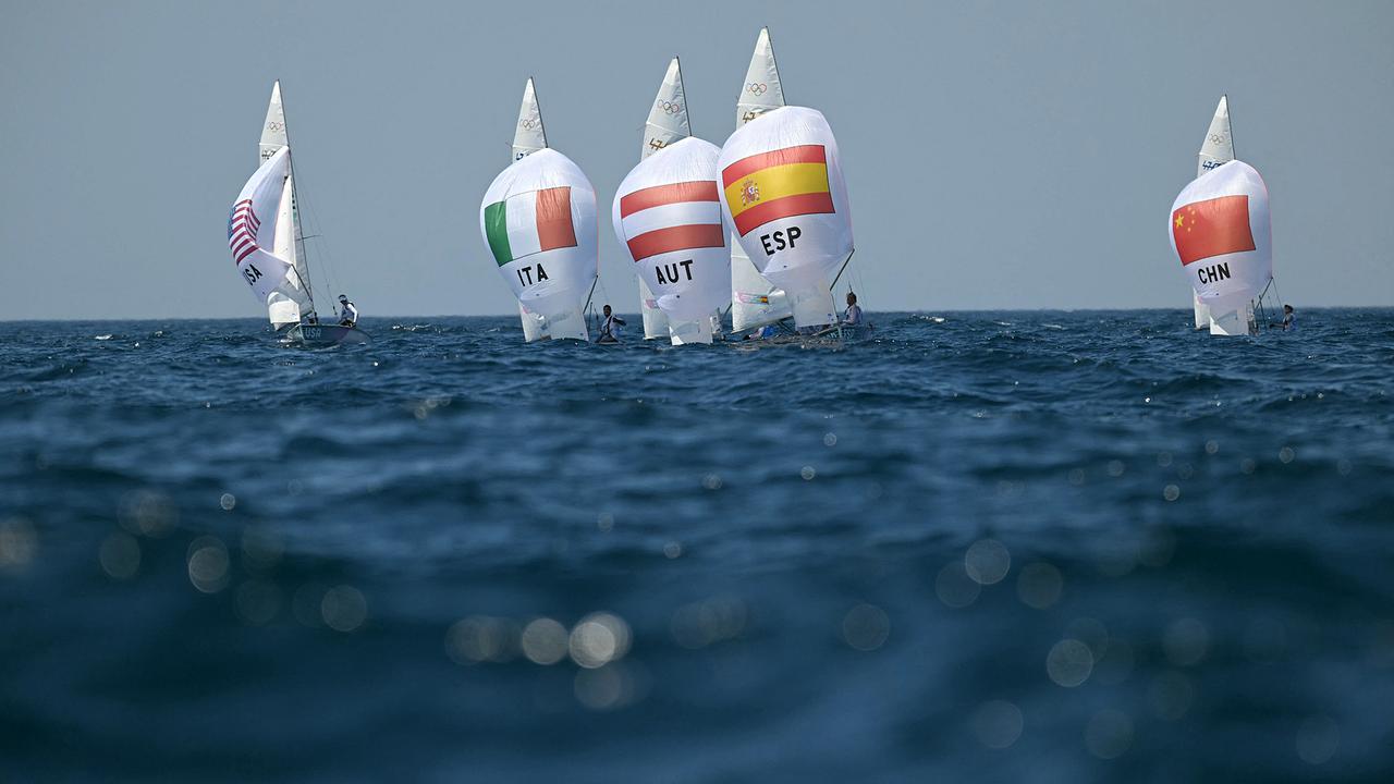 Das italienische Duo Elena Berta und Bruno Festo, das österreichische Duo Lara Vadlau und Lukas Maehr sowie das spanische Duo Jordi Blanc Marina während des Segelwettbewerbs der Olympischen Spiele 2024 in Paris in der Roucas-Blanc Marina in Marseille am 4. August 2024