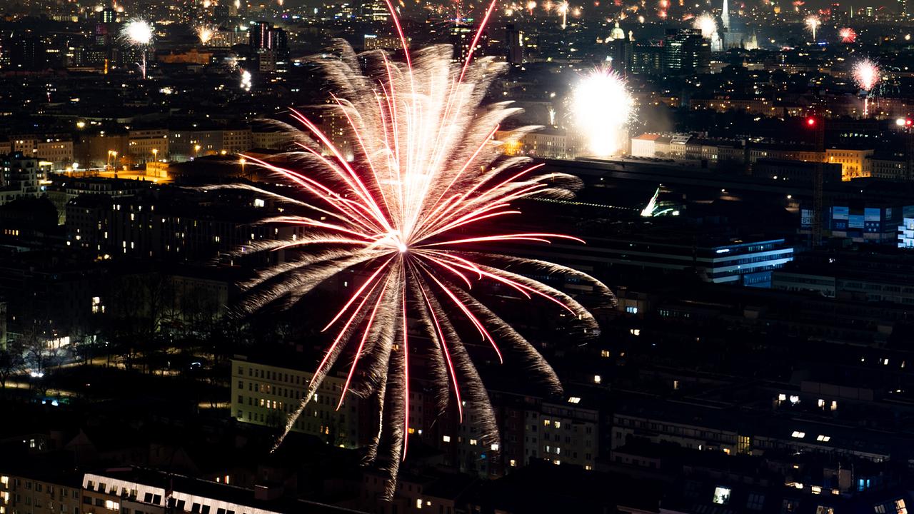 Illustration zum Thema Jahreswechsel/Silvester/Feuerwerk - Das Feuerwerk über Wien zum Jahreswechsel 2023/2024, am Montag, 1. Jänner 2024.