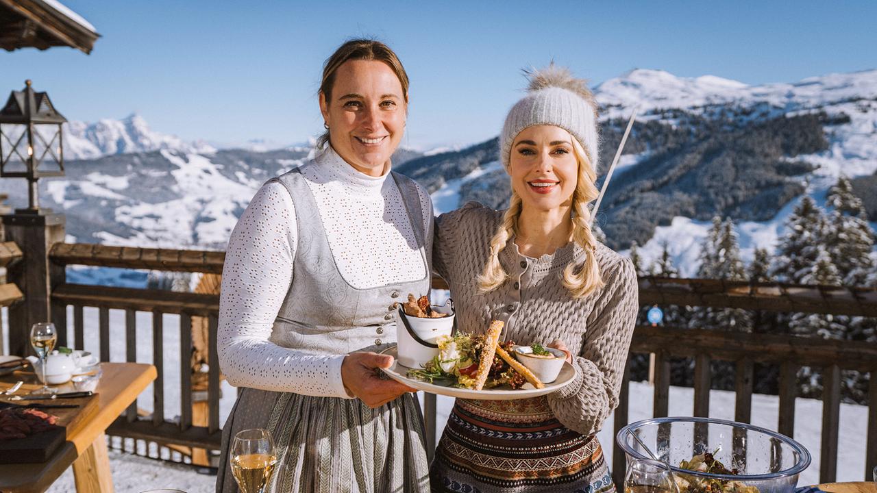 Silvia kocht: Silvia Schneider und Gerti Hartl kochen "Bunter Salat mit gegrillten Steakstreifen vom Bio-Jungrind mit Parmesanstangen" und "Pinzgauer Bladl – Bauernkrapfen mit Fleischfülle und Sauerkraut"