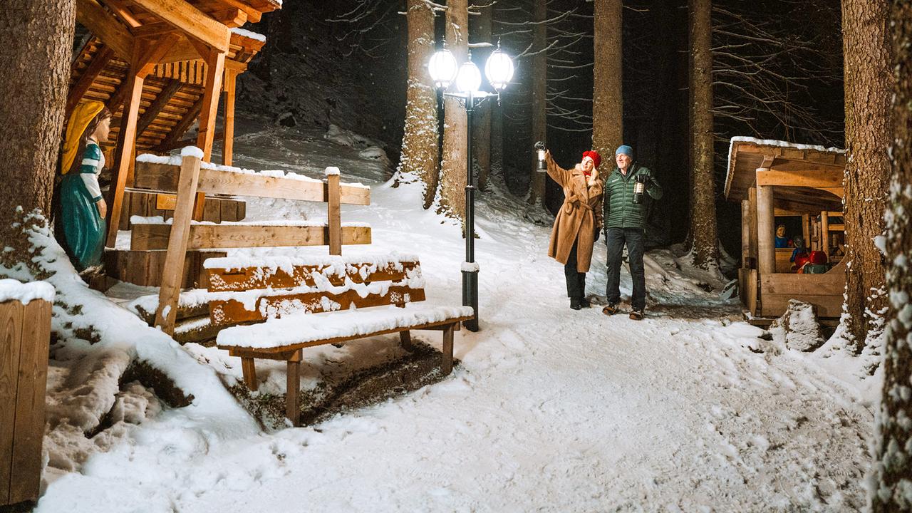 Silvia kocht: Silvia Schneider und Hans Eder machen eine Laternenwanderung im Erlebniswald.