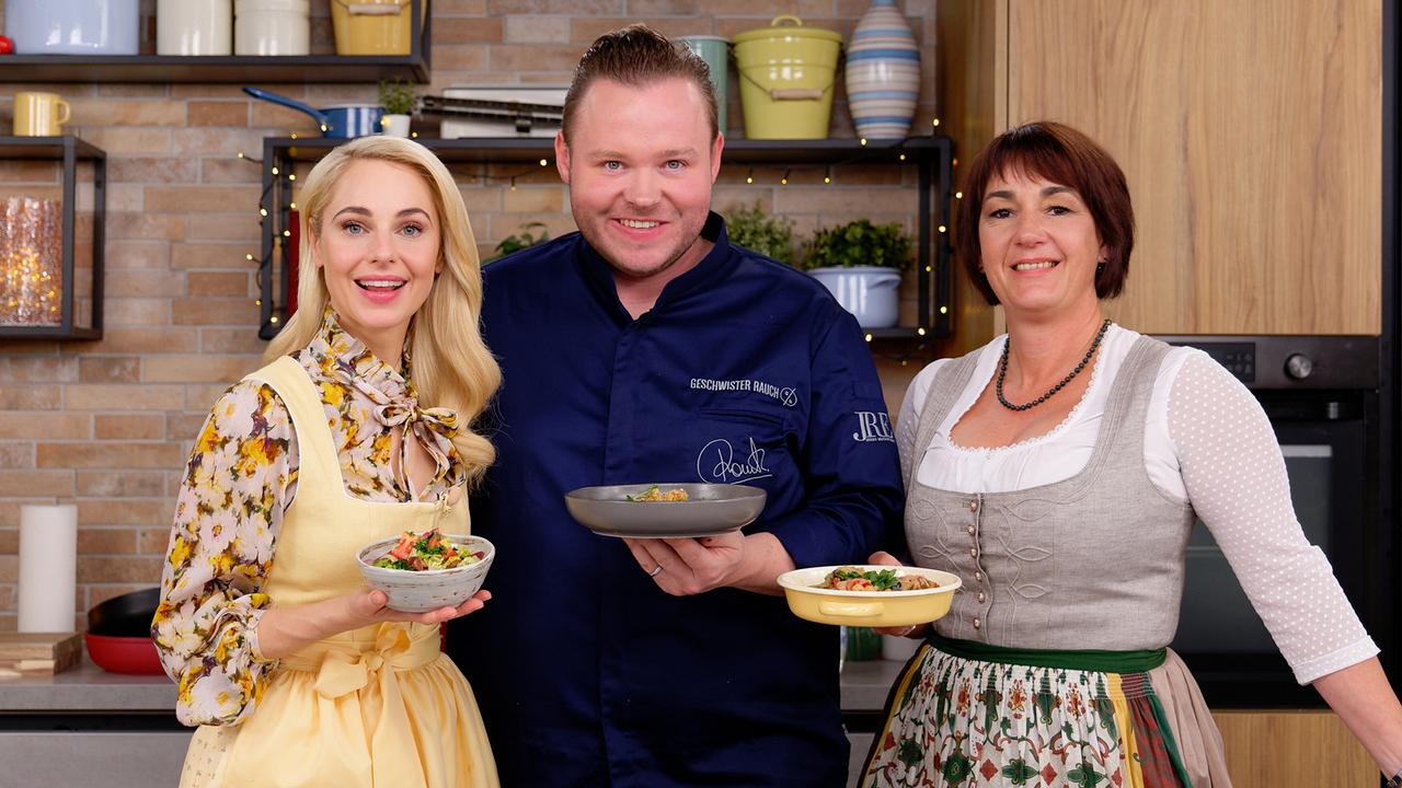 © ORF/Silvia Schneider GmbH/Juraj Melicher Silvia kocht: Silvia Schneider, Richard Rauch und Petra Scharzenberger („Überbackene Kaspressknödel und Paradeiserragout mit Oliven und sommerlichem Blattsalat“ und „Gebackener Kohlrabi mit Miso-Hollandaise und Zitrone“)