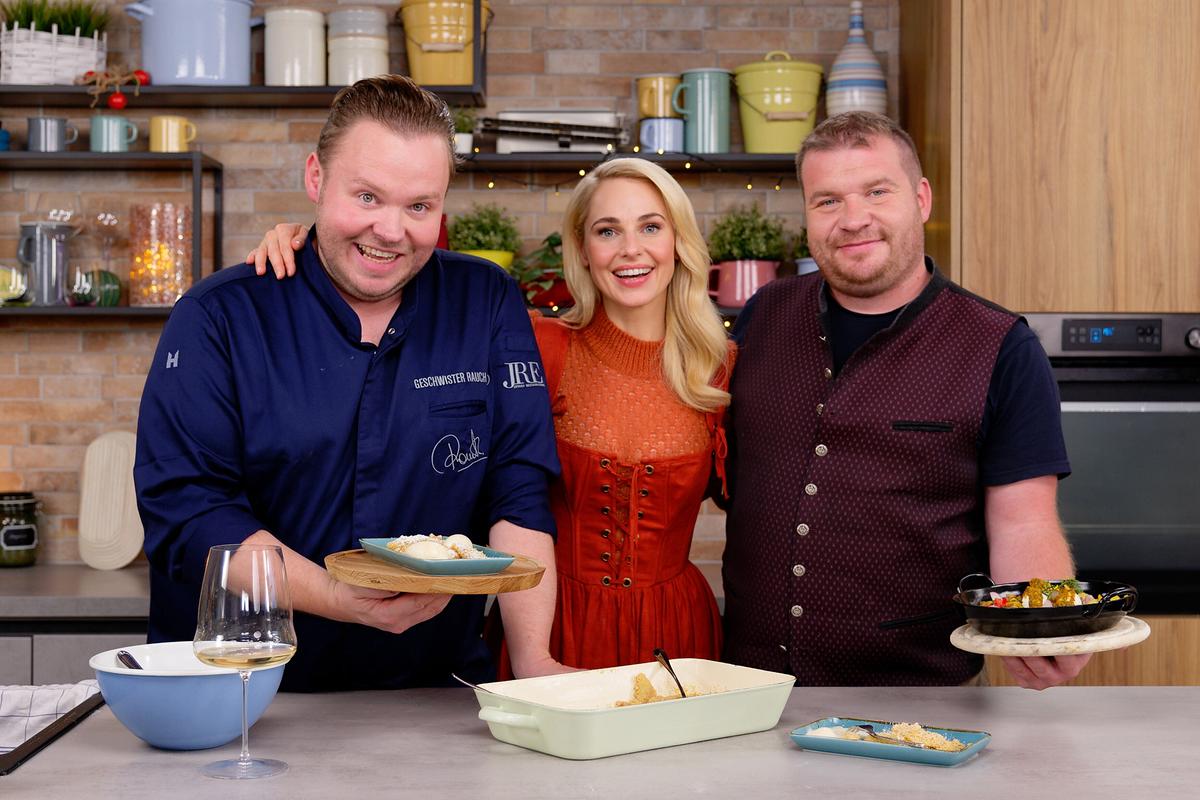 © ORF/Silvia Schneider GmbH/Juraj Melicher Silvia kocht: Richard Rauch, Silvia Schneider, Daniel Perhab („Ennstaler Roggen-Erdäpfelgröstl mit Paprika, Frischkäse und Paradeiser-Pesto“ und „Powidltascherl in Cashew-Brösel an weißem Zimteis“)