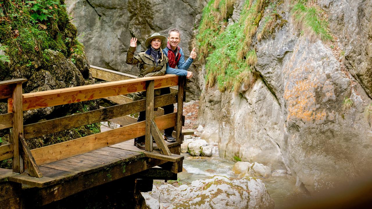 © ORF/Silvia Schneider GmbH/Juraj Melicher Silvia Schneider besucht mit dem singenden Wanderführer Hermann die Seisenbergklamm im Salzburger Saalachtal.