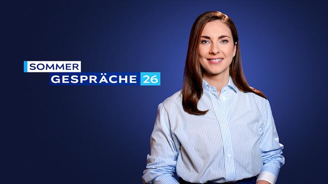Simone Stribl steht vor einem dunkelblauen Studiohintergrund, neben ihr der Schriftzug „Sommergespräche 26“