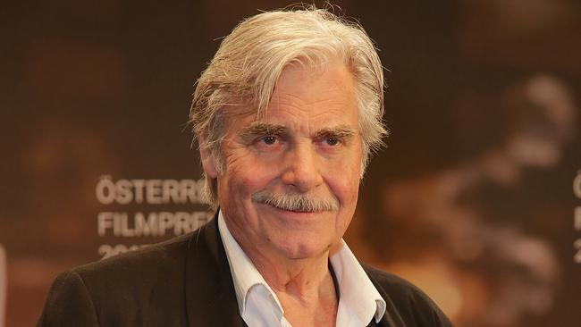 Peter Simonischek posiert im schwarzen Sakko beim Österreichischen Filmpreis 2017.