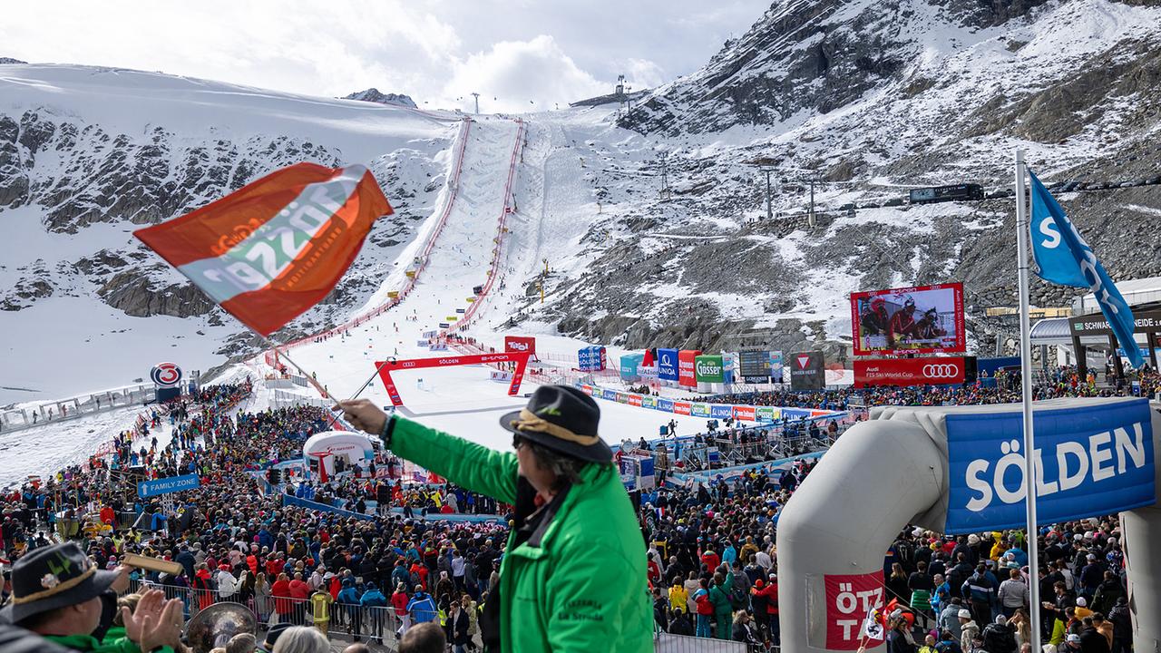 Übersicht Fans im Ziel am Sonntag, 23. Oktober 2022, nach dem 2. Lauf im Riesentorlauf der Männer am Rettenbachferner in Sölden.