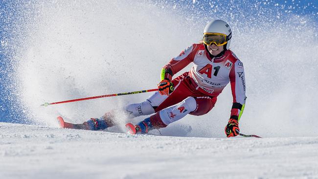 Katharina Liensberger am Donnerstag, 17. Oktober 2024, während der Schneekontrolle und ÖSV-Training vor dem Weltcuprennen am Rettenbachferner in Sölden.