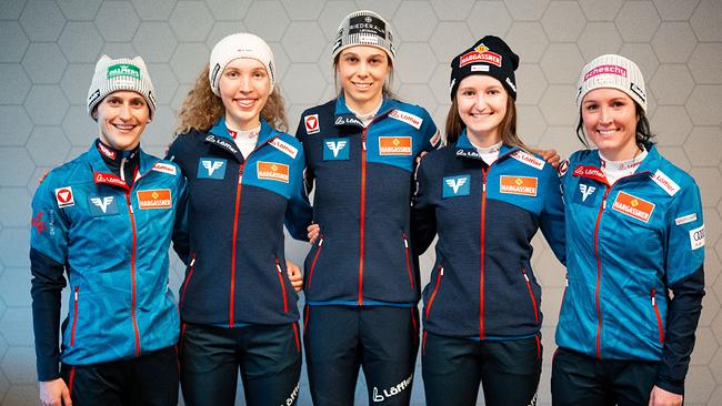 Eva Pinkelnig, Meghann Wadsak, Lisa Eder, Julia Mühlbacher und Jacqueline Seifriedsberger am Mittwoch, 26. Februar 2025, während einer PK ÖSV Skispringen Frauen anlässlich der Nordischen Ski WM in Trondheim.