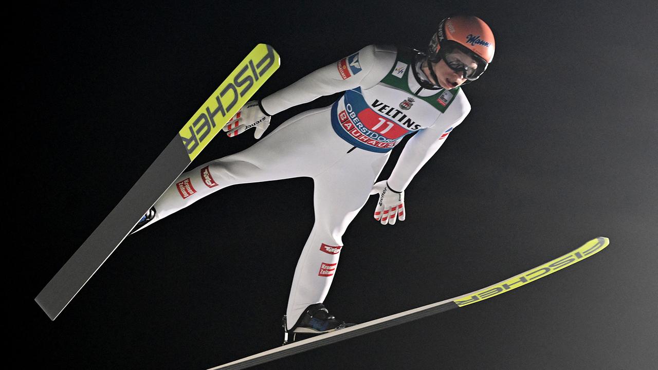 © APA/AFP/KERSTIN JOENSSON Der Österreicher Jan Hörl schwebt während der ersten Etappe der Vierschanzentournee, die Teil des FIS-Skisprung-Weltcups ist, am 29. Dezember 2023 in Oberstdorf, Süddeutschland, durch die Luft.