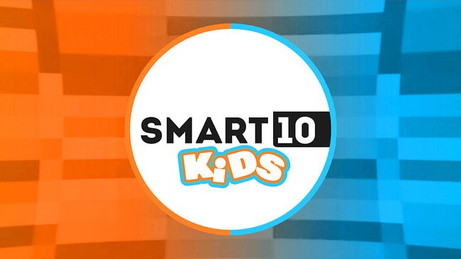 Rundes, farbenfrohes Logo mit der Aufschrift „SMART 10 KIDS“, vor einem orange-blauen, grafischen Hintergrund