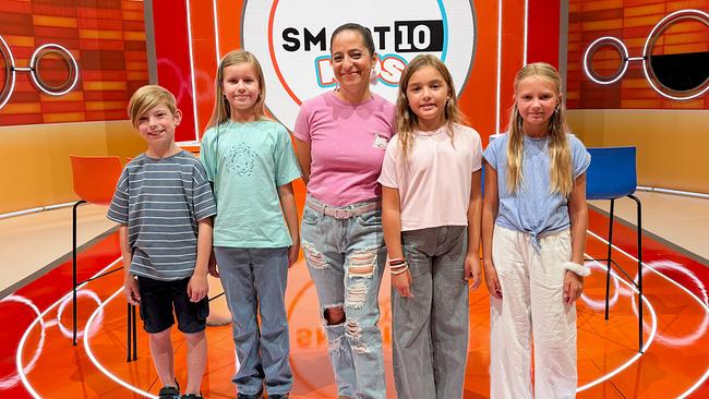 © ORF/TVfriends Caroline Athanasiadis steht mit Frida, Carolina, Luise und Jan im "Smart10 KiDS"-Studio