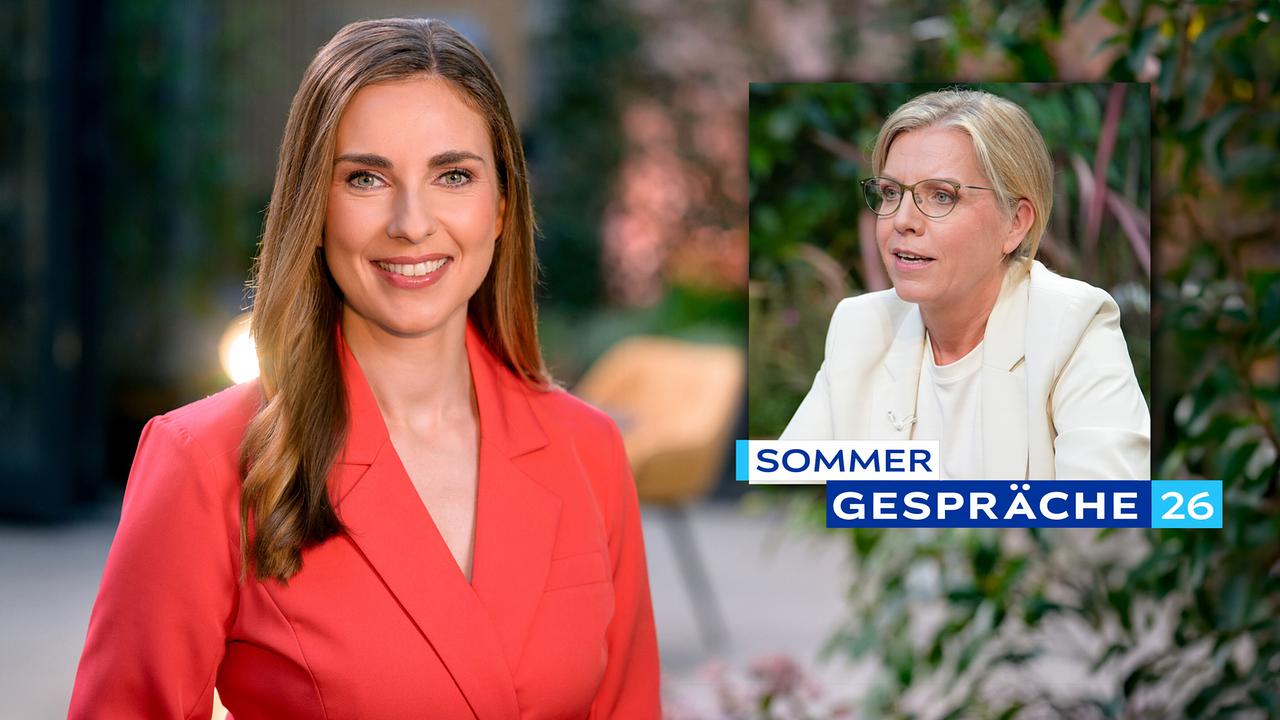 Eine Montage zu den „Sommergesprächen 26“ mit der lächelnden Simone Stribl im roten Blazer abends auf einer Terrasse mit einem Tisch und zwei Stühlen und einem eingeblendeten Interviewbild von Leonore Gewessler.