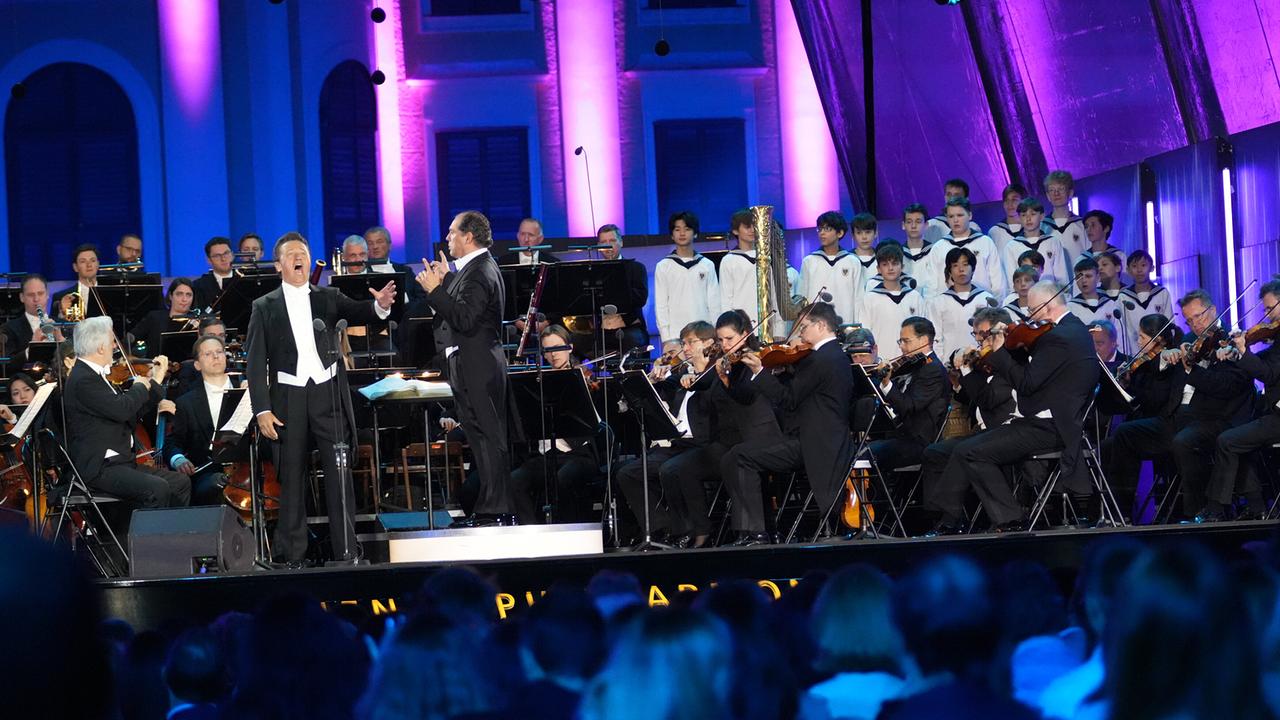 © ORF/Roman Zach-Kiesling Sommernachtskonzert 2025: Piotr Beczala, Dirigent Tugan Sokhiev mit den Wiener Philharmoniker und Wiener Sängerknaben