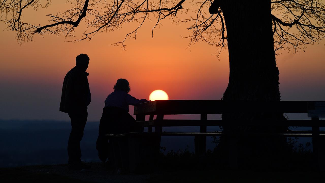 Besucher des Plainberges betrachten den Sonnenuntergang am Mittwoch, 8. April 2020.