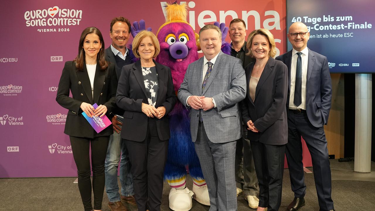 Gruppenfoto mit Alexandra Maritza Wachter, ESC-Executive-Producer Michael Krön, Ingrid Thurnher (interimistische ORF-Generaldirektorin), Auri (das Maskottchen des diesjährigen Eurovision Song Contest), Bürgermeister Michael Ludwig, Oliver Lingens, ORF-Programmdirektorin Stefanie Groiss-Horowitz, Norbert Kettner (CEO WienTourismus) vor einer Bühne mit dem Schriftzug „Eurovision Song Contest Vienna 2026“.