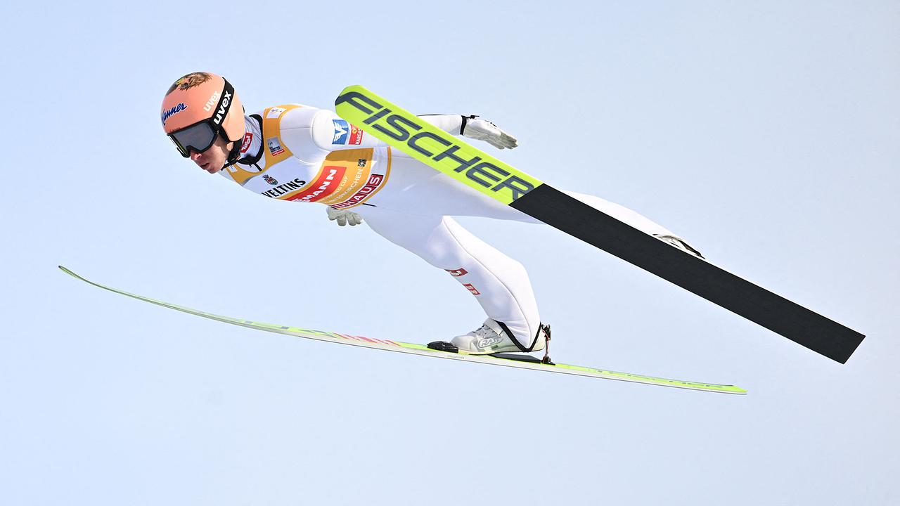 Der Österreicher Stefan Kraft schwebt während der Proberunde der Vierschanzentournee der FIS-Skisprungschanze in Garmisch-Partenkirchen, Süddeutschland, am 1. Januar 2024 durch die Luft.