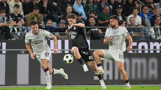 Oisin McEntee (Hearts), Luca Weinhandl (Sturm) und Claudio Braga (Hearts) im Dreikampf um den Fußball während der UEFA-Champions-League Qualifikation zwischen Sturm Graz und Heart of Midlothian in Graz.