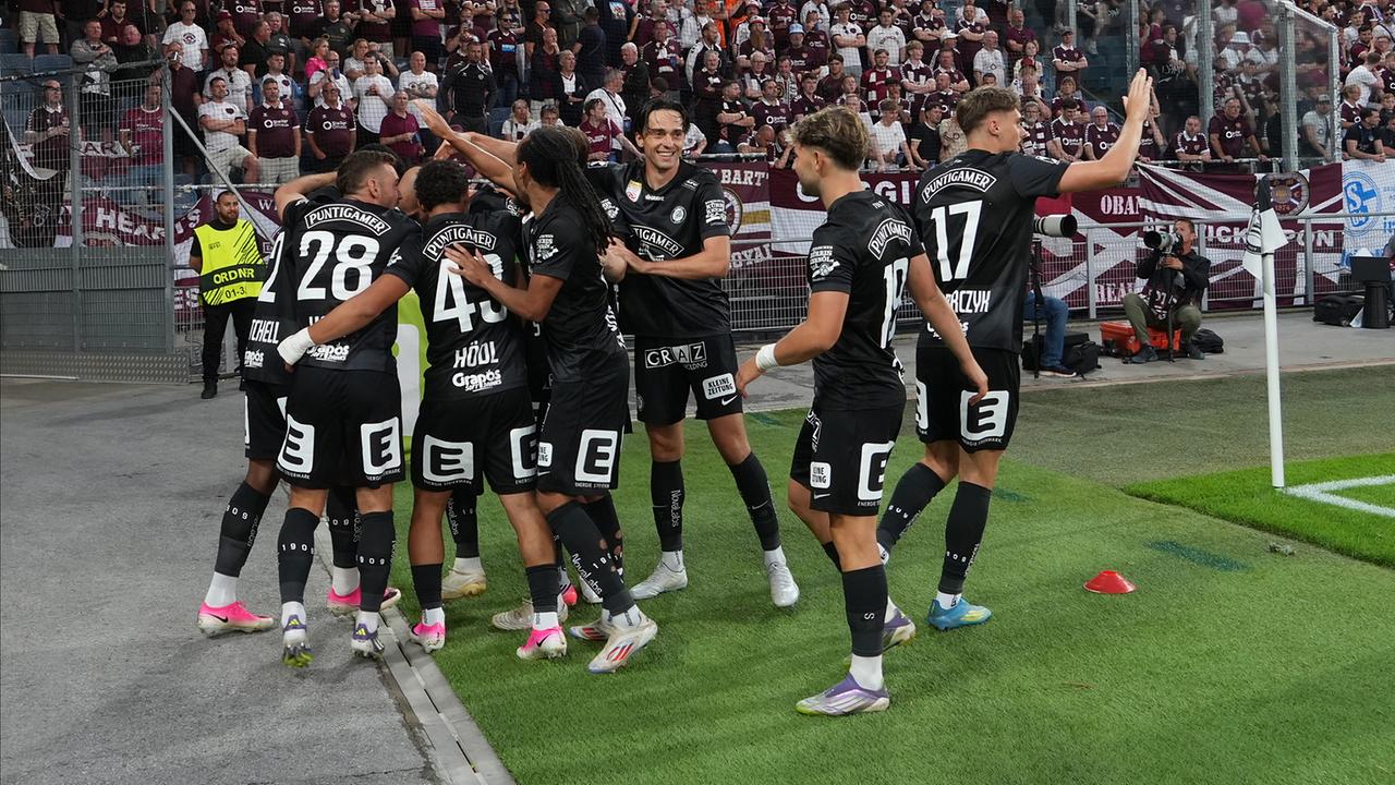 Fußballer des SK Sturm Graz feiern vor ihren jubelnden Fans am Spielfeldrand zum 1:0 während dem UEFA-Champions-League Qualifikation, 2. Runde, Hinspiel zwischen Sturm Graz und Heart of Midlothian am Dienstag, 21. Juli 2026, in Graz