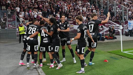 Fußballer des SK Sturm Graz feiern vor ihren jubelnden Fans am Spielfeldrand zum 1:0 während dem UEFA-Champions-League Qualifikation, 2. Runde, Hinspiel zwischen Sturm Graz und Heart of Midlothian am Dienstag, 21. Juli 2026, in Graz