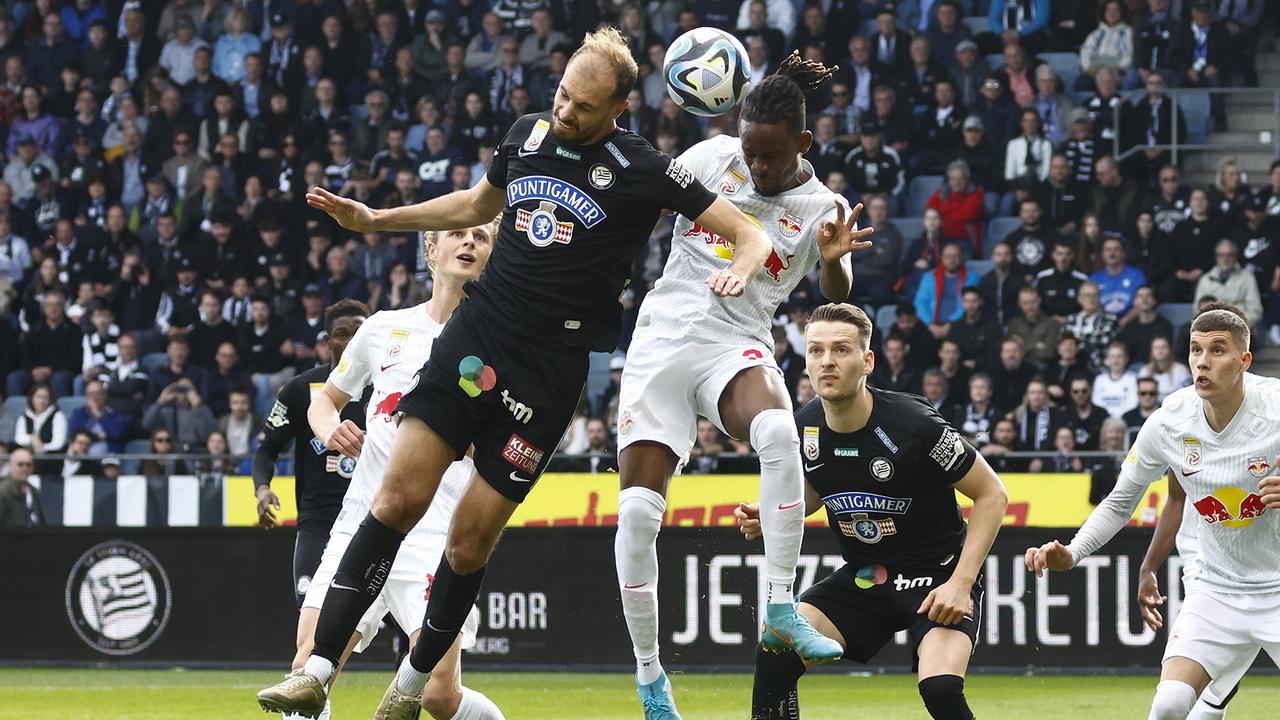 © APA/ERWIN SCHERIAU Jon Gorenc Stankovic (Sturm Graz /links) und Daouda Guindo (Salzburg) während der Admiral Bundesliga- Begegnung / Meistergruppe / 2. Runde zwischen SK Puntigamer Sturm Graz und Red Bull Salzburg am Sonntag, 31. März 2024, in der Merkur Arena in Graz.
