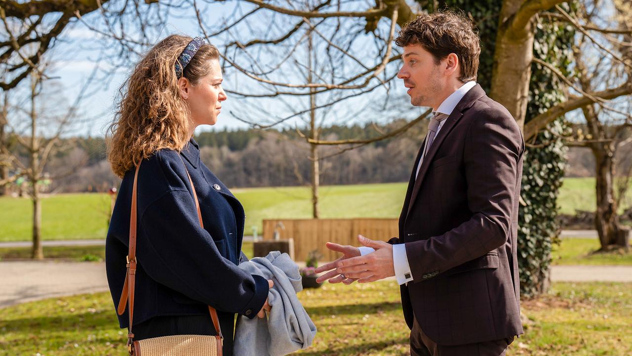 © ORF/ARD/Thomas Neumeier Johanna Graen und Anthony Paul stehen sich in einem Park gegegenüber.