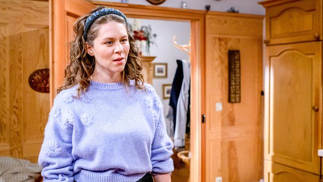 © ORF/ARD/Christof Arnold Johanna Graen steht ernstblickend in einem rustikalen Zimmer