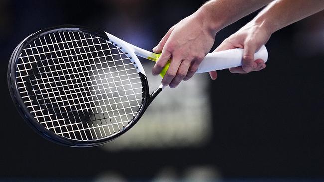 Ein Tennisspieler mit Tennisschläger und Ball im Rahmen des Erste Bank Open Tennis Turniers in der Wiener Stadthalle am Montag, 23. Oktober 2023, in Wien.