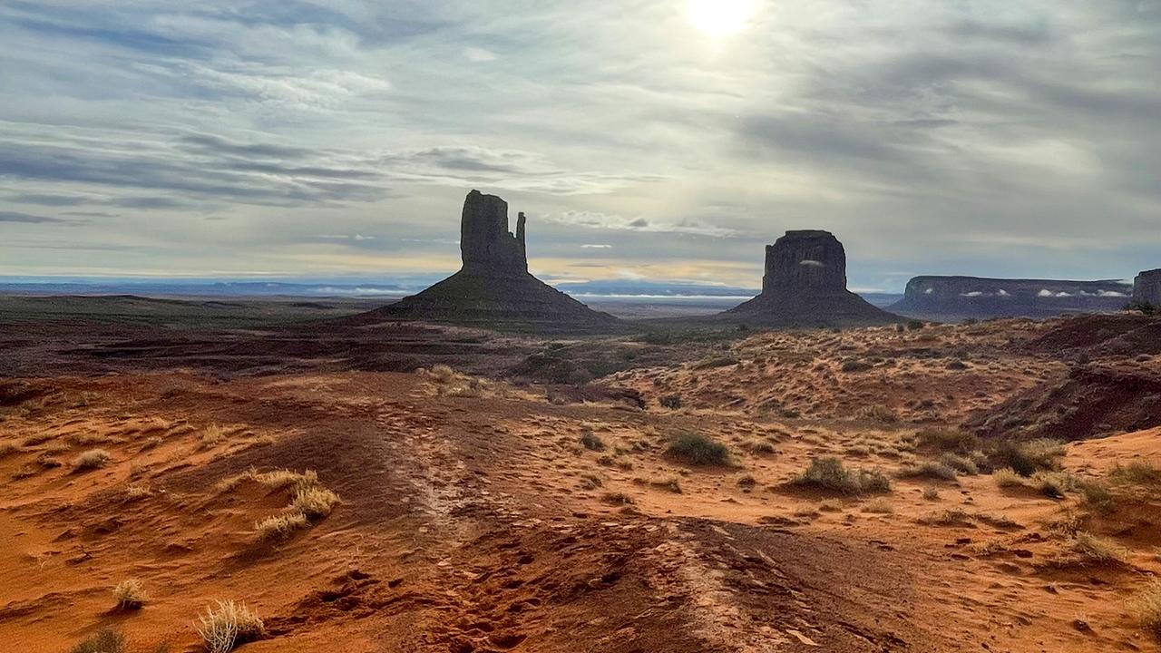 © ORF/Universal/NBC/BBC Studios/Steve Cole Eine weite Landschaft des Monument Valley in Arizona mit roten Sand- und Felsflächen breitet sich vor markanten Tafelbergen aus.