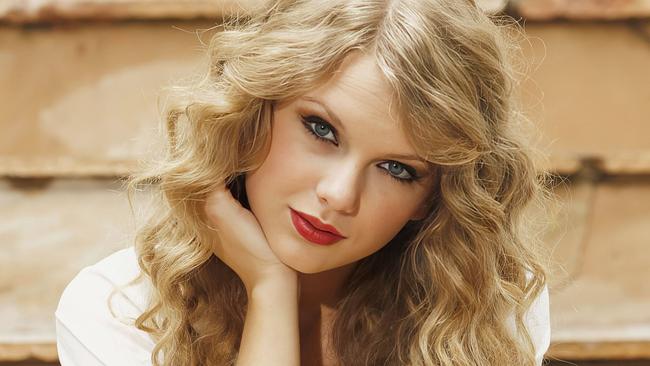 The True Story of Taylor Swift: Taylor Swift fing mit Countrymusik an. Ihre großen Vorbilder: die Songwriterinnen Dolly Parton und Shania Twain.
