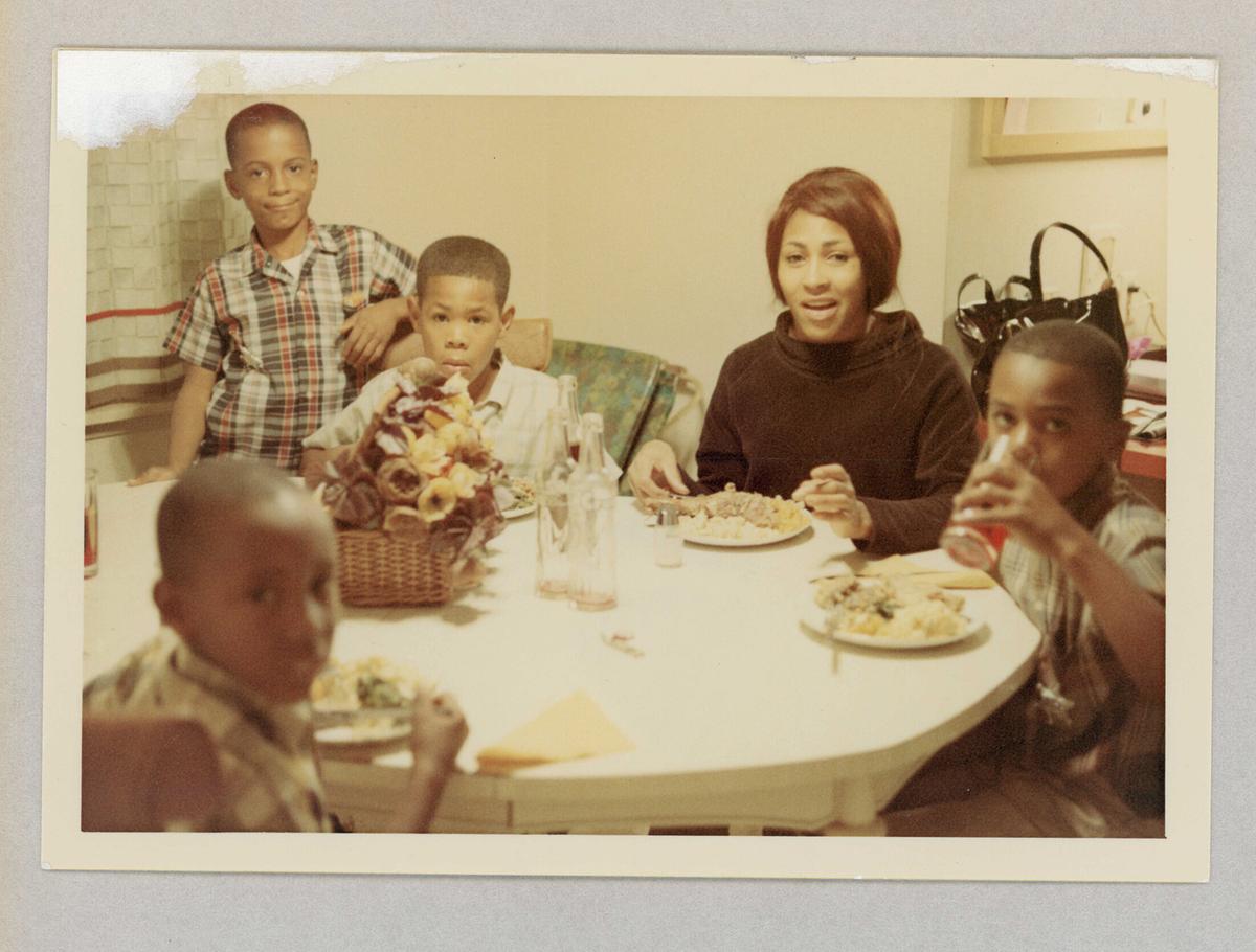 "Tina": Tina Turner mit ihren Kindern, 1967