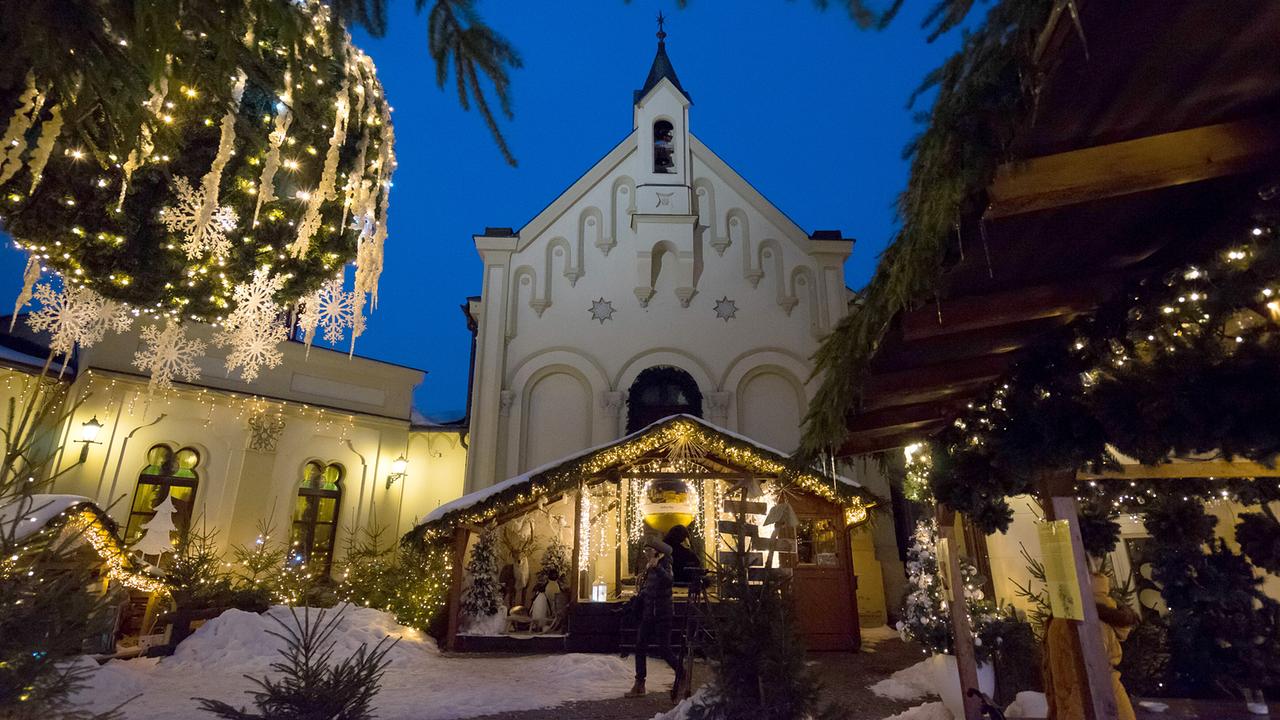 Torten, Stollen und Pandoro - Weihnachtskuchen in Europa: Weihnachtshaus Abendstimmung