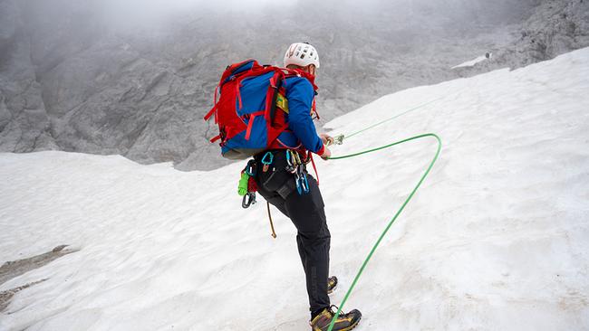 Ein Bergwachtler der Bergwacht Grainau bei einem Einsatz Gletscher in der Nähe der Zugspitze