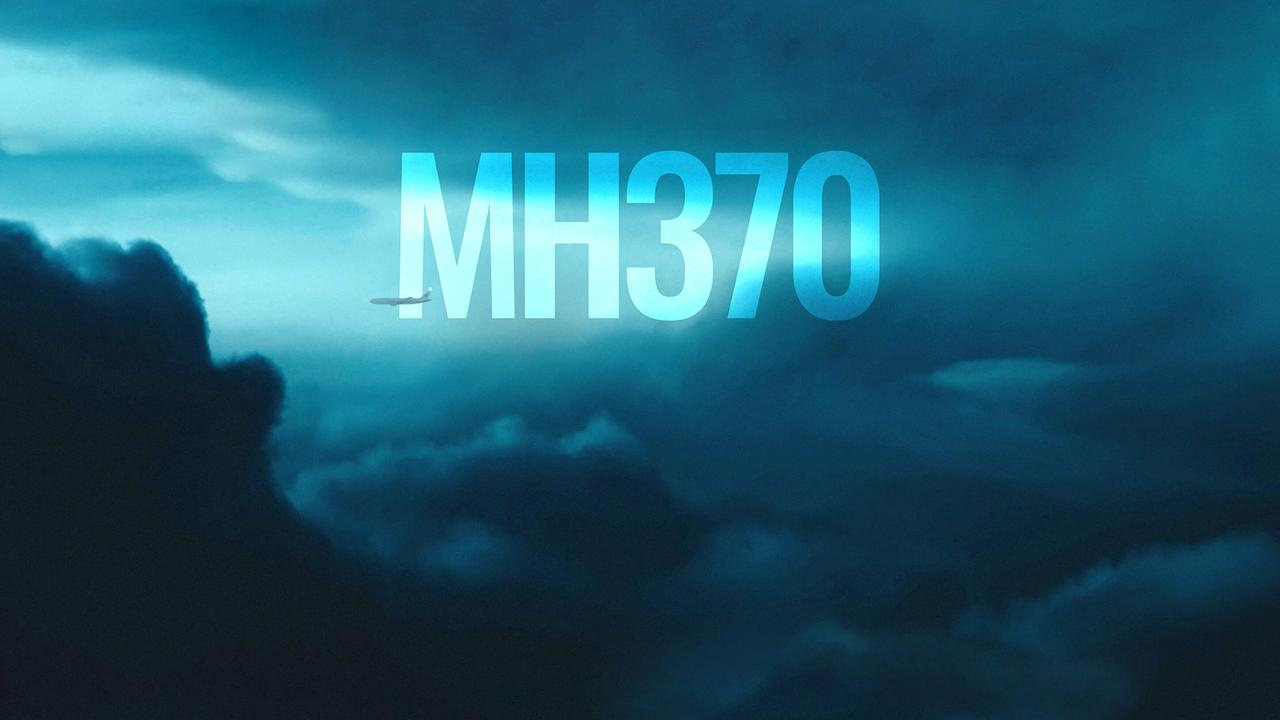 © ORF/ZDF/FEDERATION STUDIO FRANCE/SO IN LOVE Ein atmosphärisches Bild zeigt ein Flugzeug vor dramatischen Wolken, überlagert von der großen Aufschrift „MH370“.