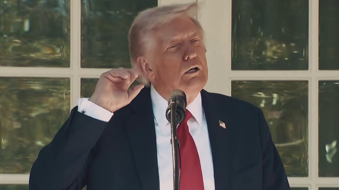 Donald Trump bei einer Rede, in der er Bezug auf den Abriss des Ostflügels des „Weißen Haus“ nimmt.
