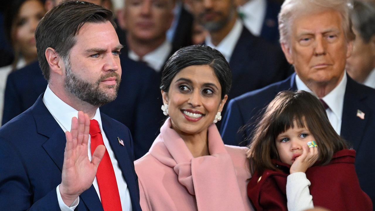 J.D. Vance bei der Vereidigung zum 50. US-Vizepräsidenten, neben ihm Ehefrau Usha, die ein Mädchen im Arm trägt und Donald Trump im Hintergrund. 