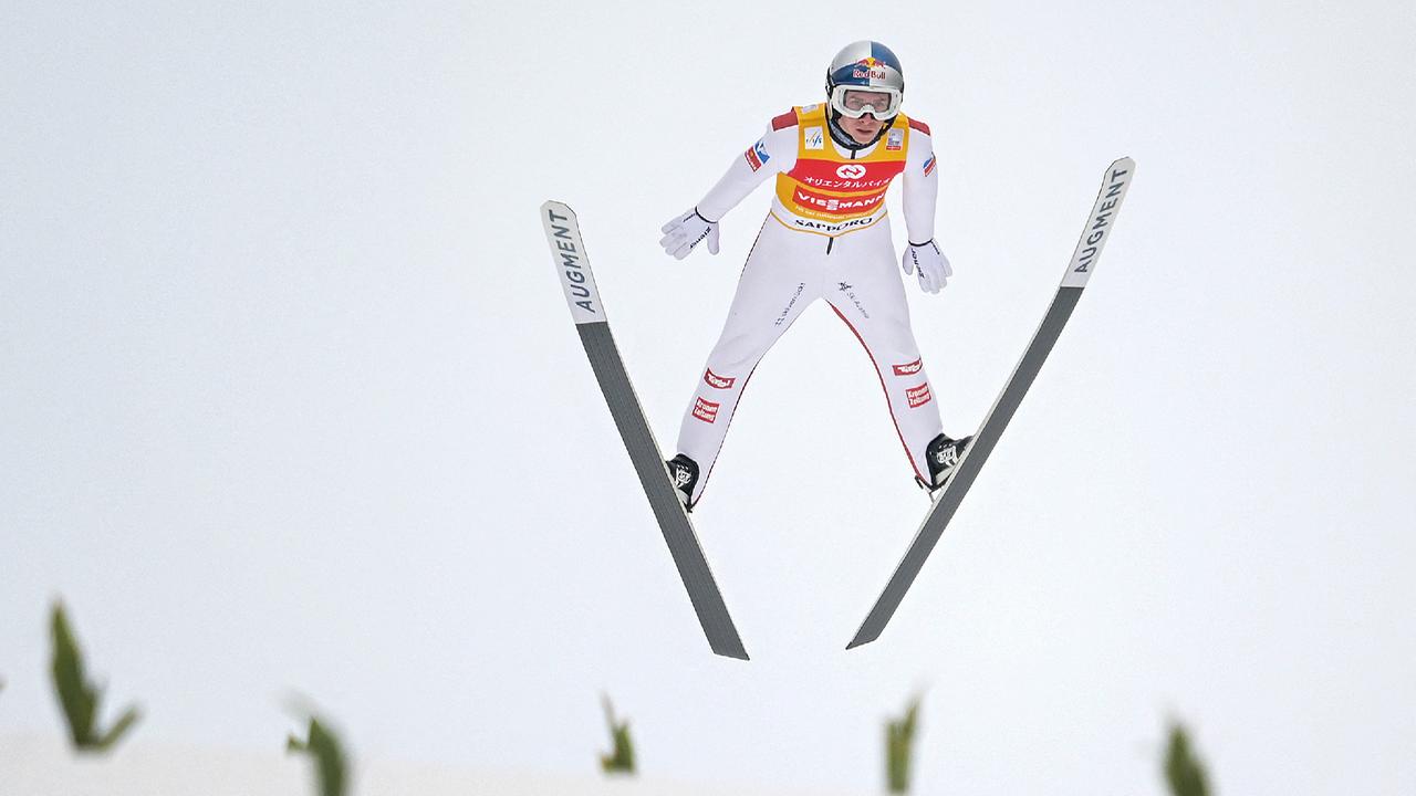 Der Österreicher Daniel Tschofenig, Inhaber des Gelben Trikots, absolviert am 16. Februar 2025 in Sapporo seinen Erstrundensprung am zweiten Tag des FIS-Skisprung-Weltcups der Herren.