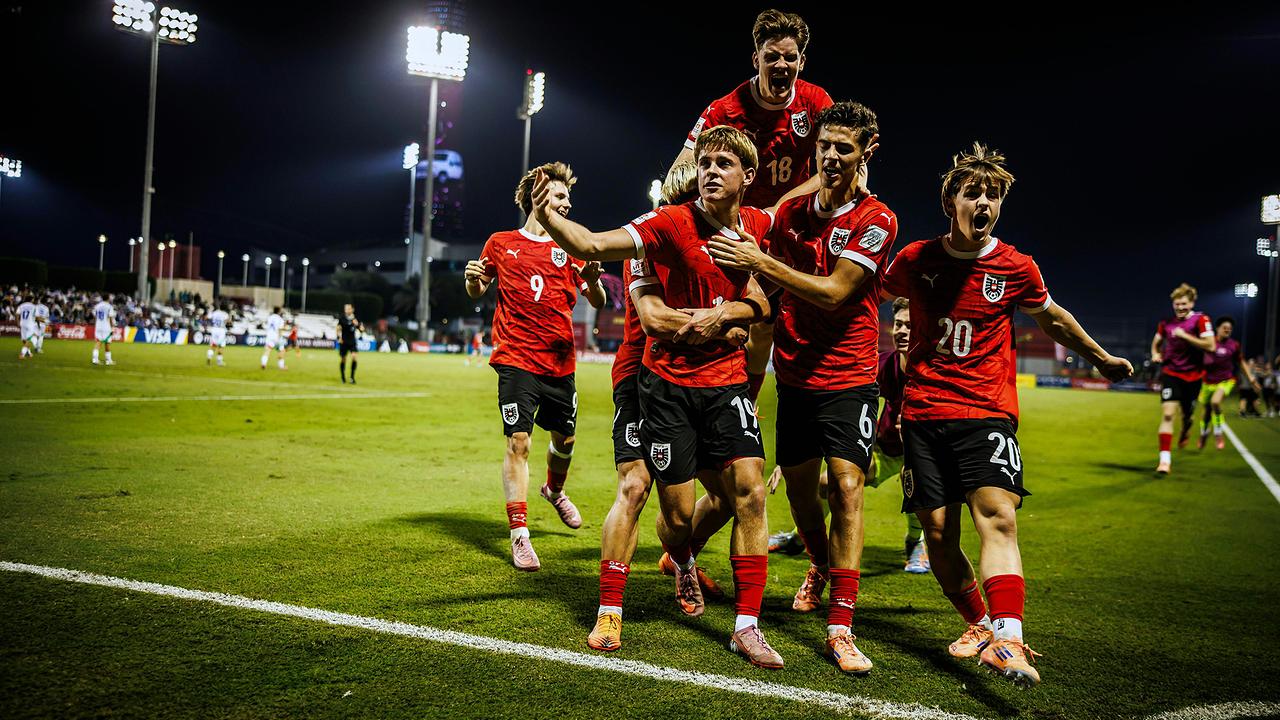 Jubelnde Spieler der U17 Fußball-Nationmannschaft auf dem Fußballplatz nach dem Sieg gegen Italien am Montag, 24. November 2025 in Doha .