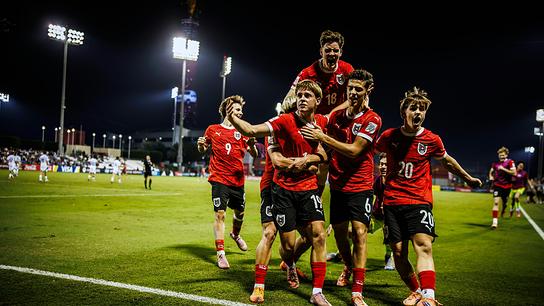 Jubelnde Spieler der U17 Fußball-Nationmannschaft auf dem Fußballplatz nach dem Sieg gegen Italien am Montag, 24. November 2025 in Doha .