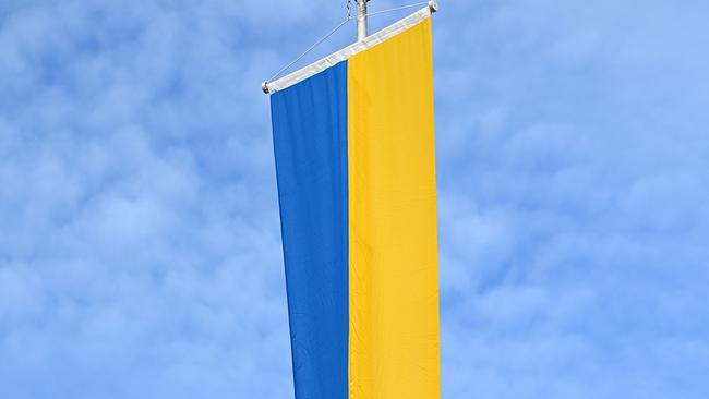 Als Zeichen der Solidarität mit der Ukraine weht am Montag, 28. Februar 2022, vor dem Schloss Mirabell in Salzburg die ukrainische Fahne.
