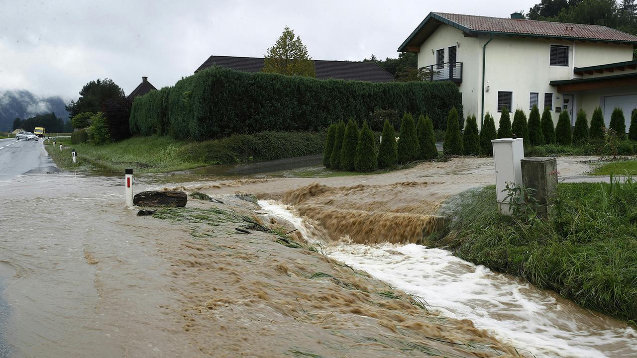 Starke Niederschläge in der Nacht auf Freitag, 4. August 2023, haben in Kärnten zu Murenabgängen und Überflutungen geführt. Dadurch wurden mehrere Straßen gesperrt, teilte die Polizei mit. Im Bild: Überschwemmung am Freitag, 4. August 2023, in St. Paul.